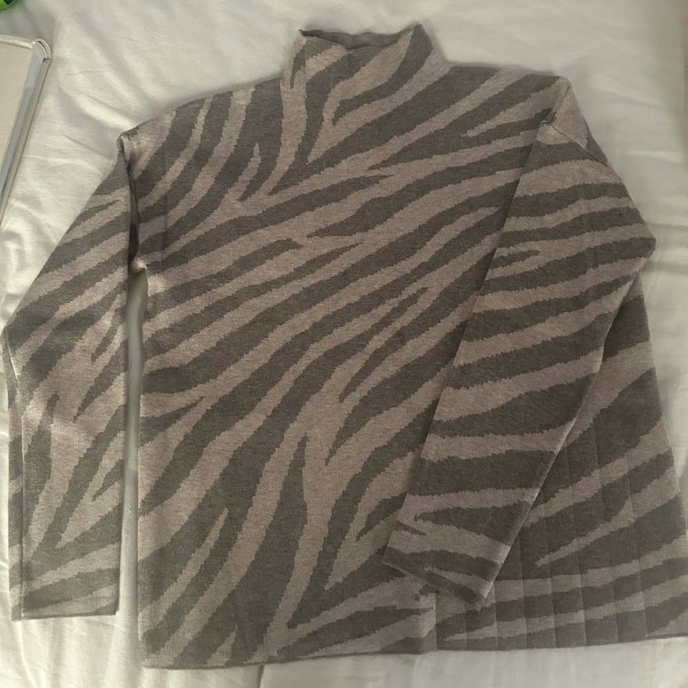 Tahari Gray Patterned Knitwear